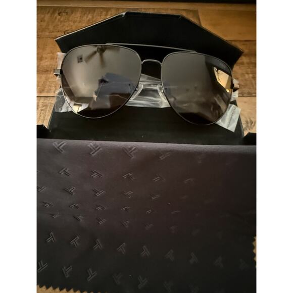 NEW Tumi Sunglasses Mens Black Aviator Made in Japan 59mm Case Cleaning Cloth - Picture 4 of 13
